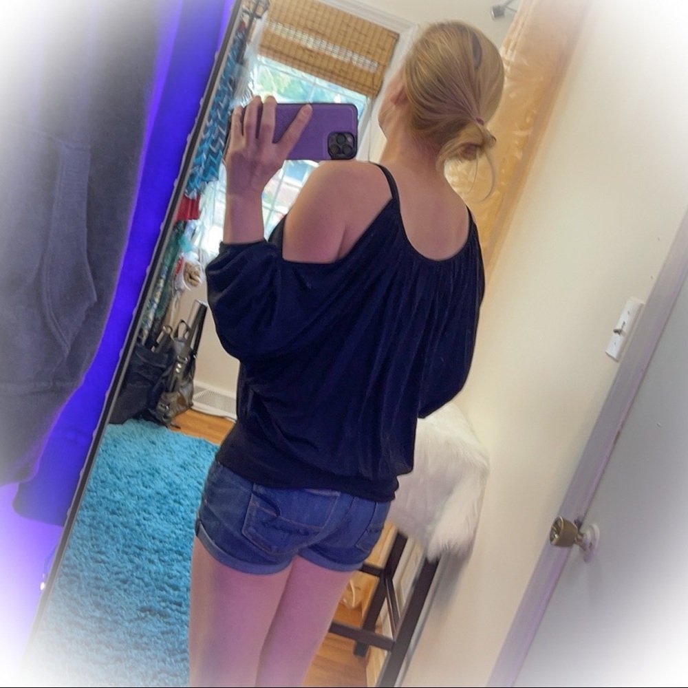 💕NWT Jet Black Guess Cold Shoulder Top💕